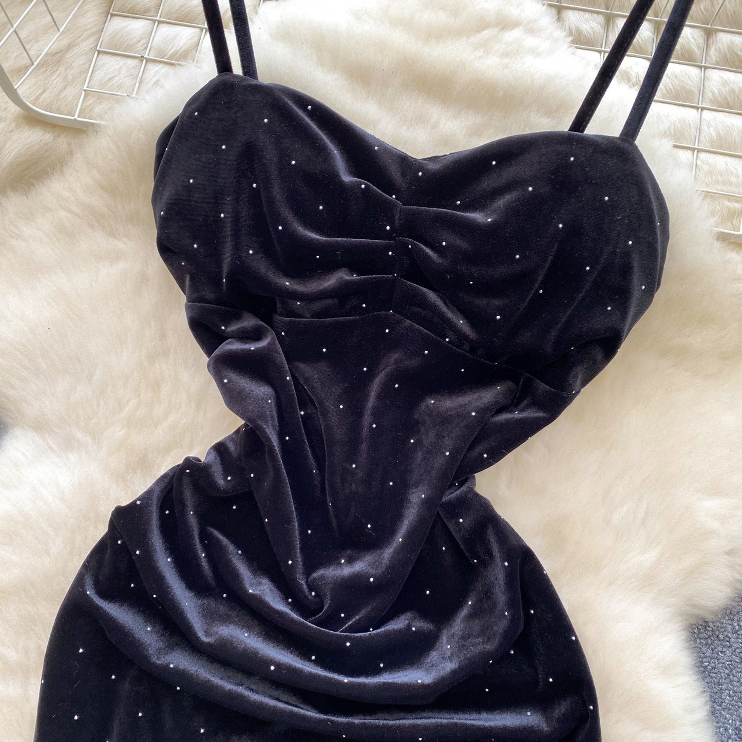 Vestido ajustado de tirantes con cintura plisada, estilo socialité