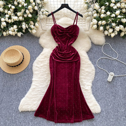 Vestido ajustado de tirantes con cintura plisada, estilo socialité