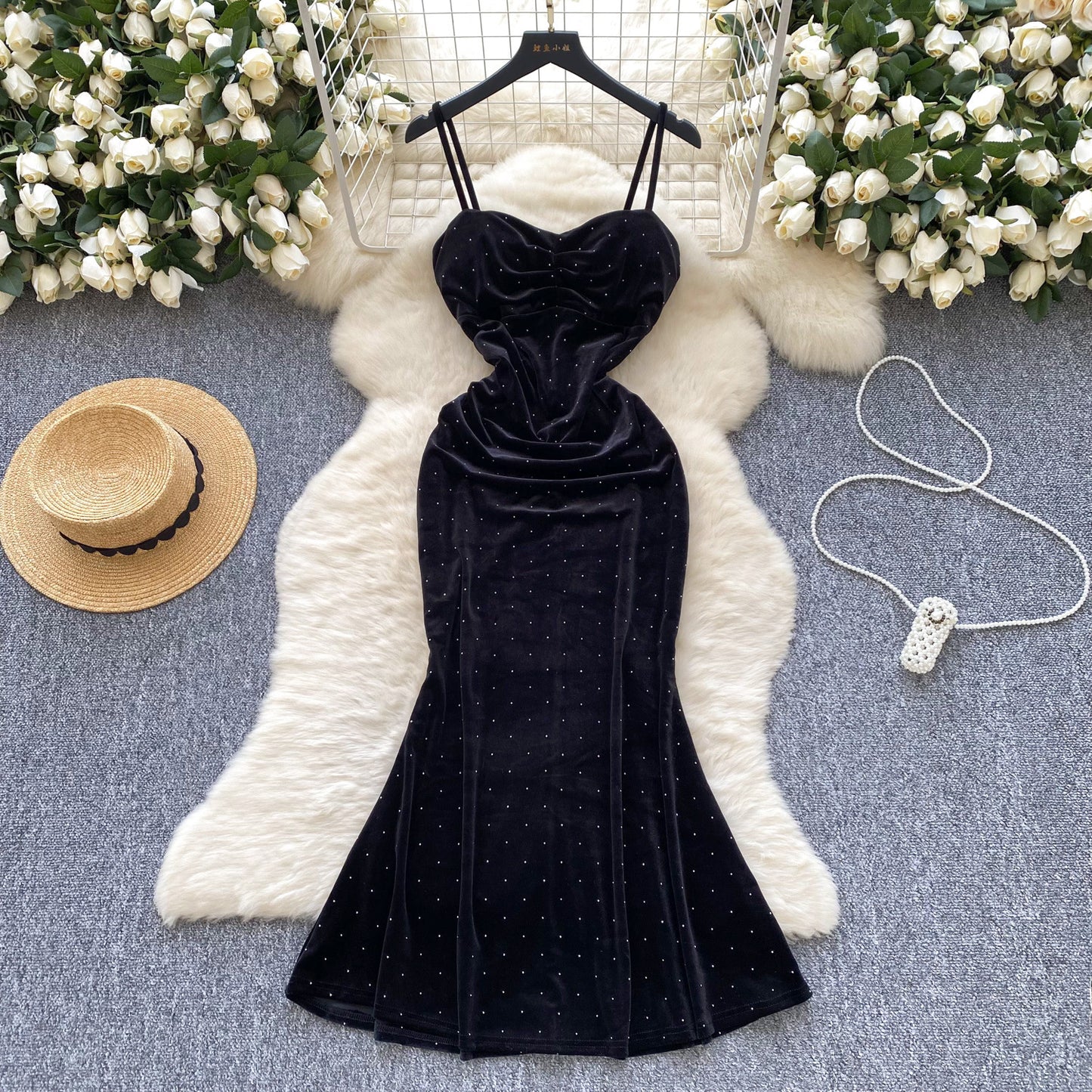 Vestido ajustado de tirantes con cintura plisada, estilo socialité